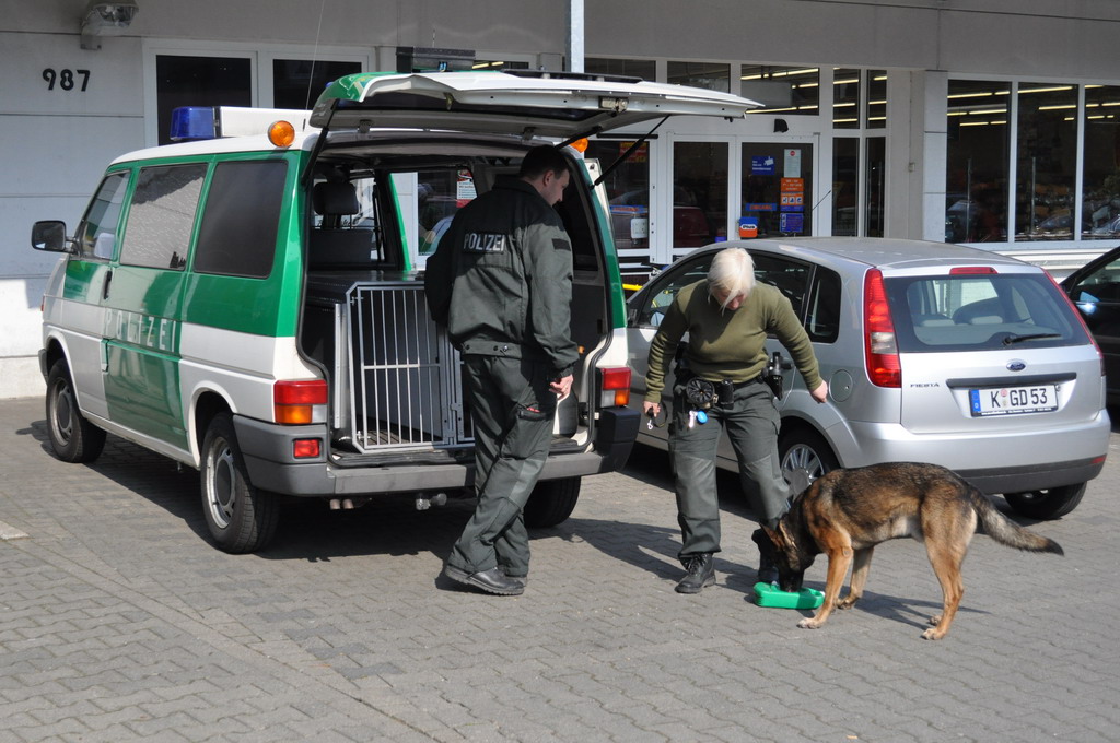 Messerstecherei Koeln Duennwald Berlinerstr P41.JPG